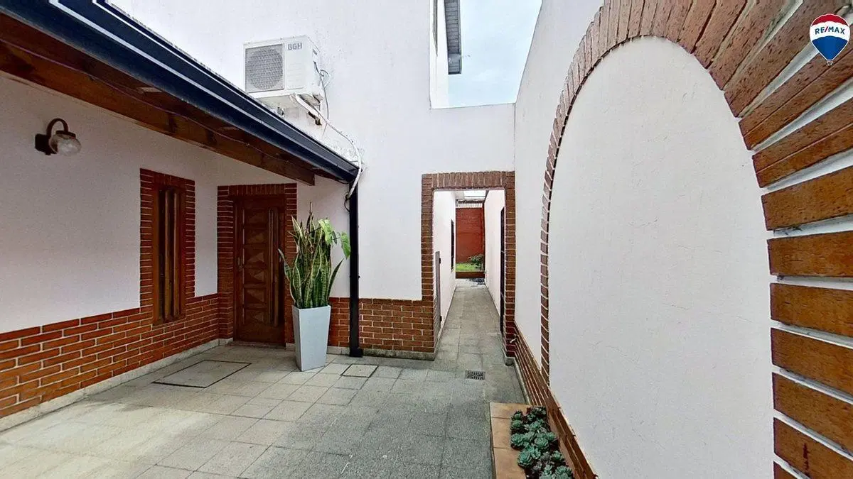VENTA CASA 4 AMBIENTES CON JARDIN COCHERA SARANDI 4