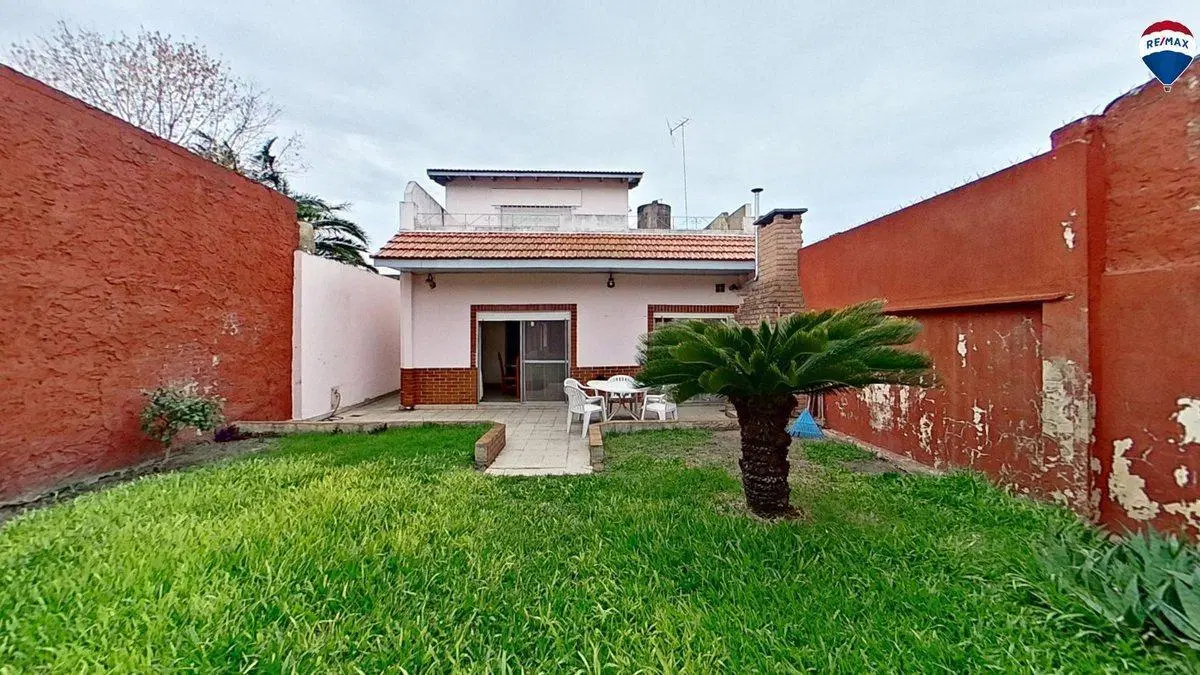 VENTA CASA 4 AMBIENTES CON JARDIN COCHERA SARANDI 5