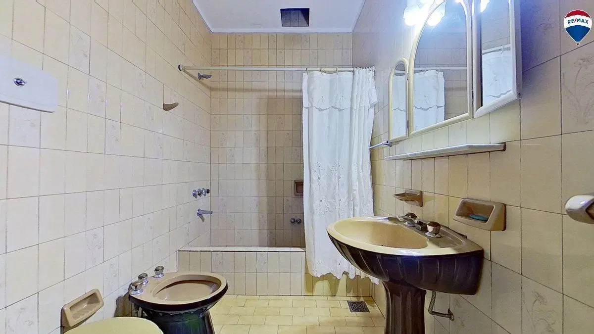 VENTA CASA 4 AMBIENTES CON JARDIN COCHERA SARANDI 3