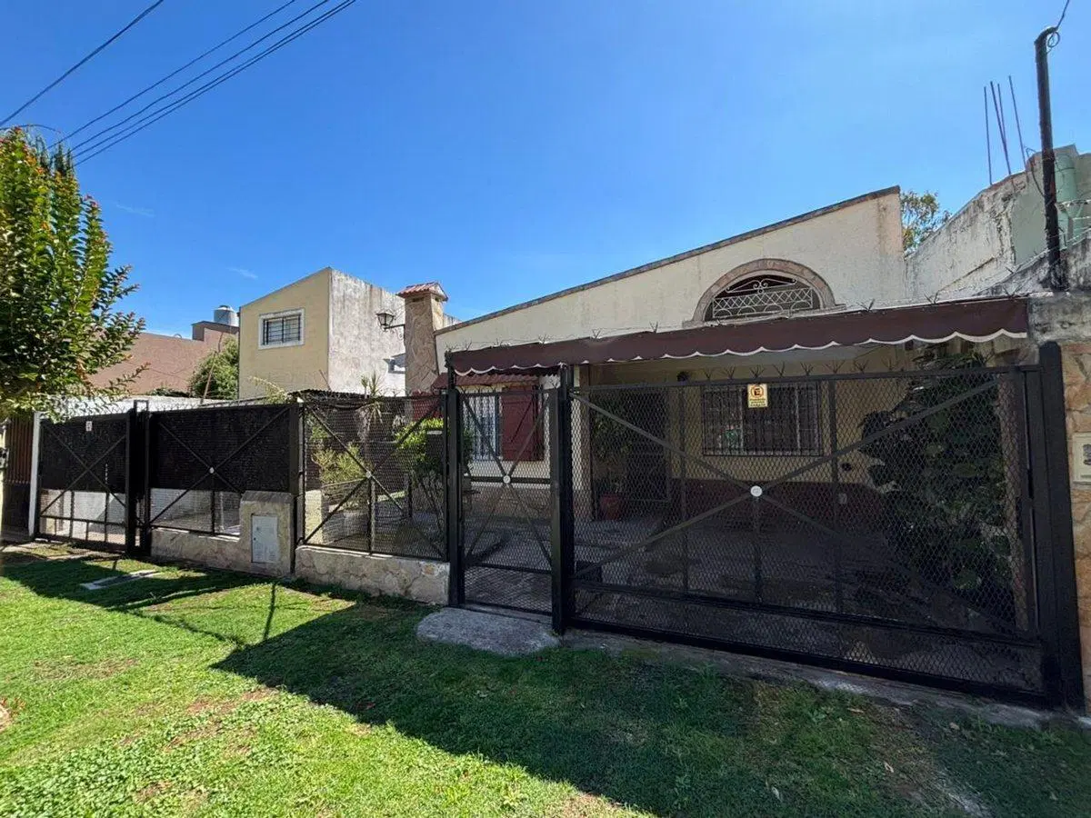 CASA 4 AMBIENTE CON JARDIN EN VENTA EN EZPELETA 3