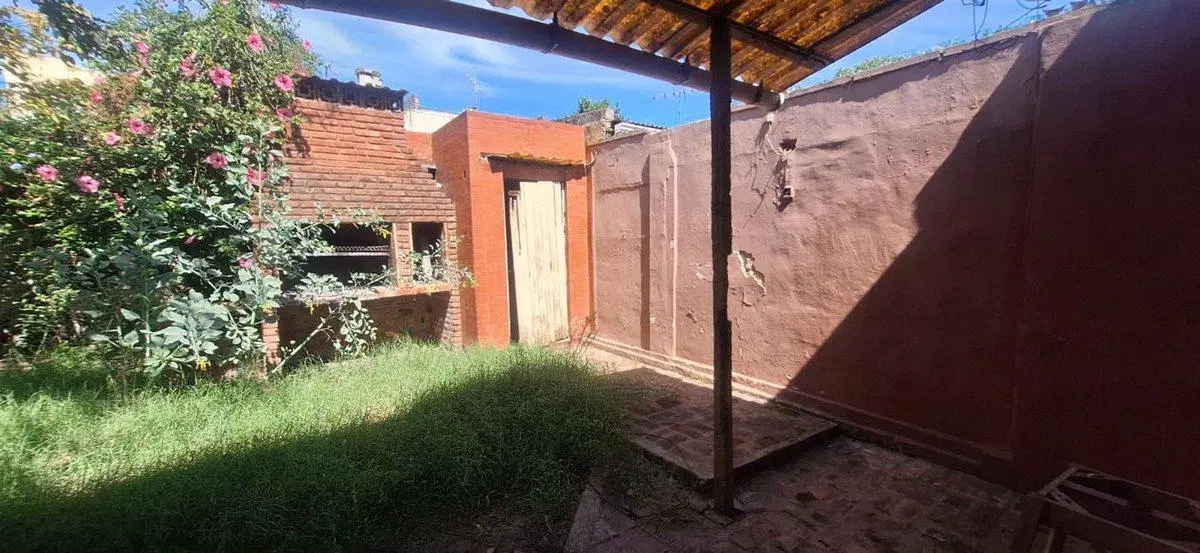 CASA 3 AMB, VENTA A REFACCIONAR CON PATIO, QUILMES 3