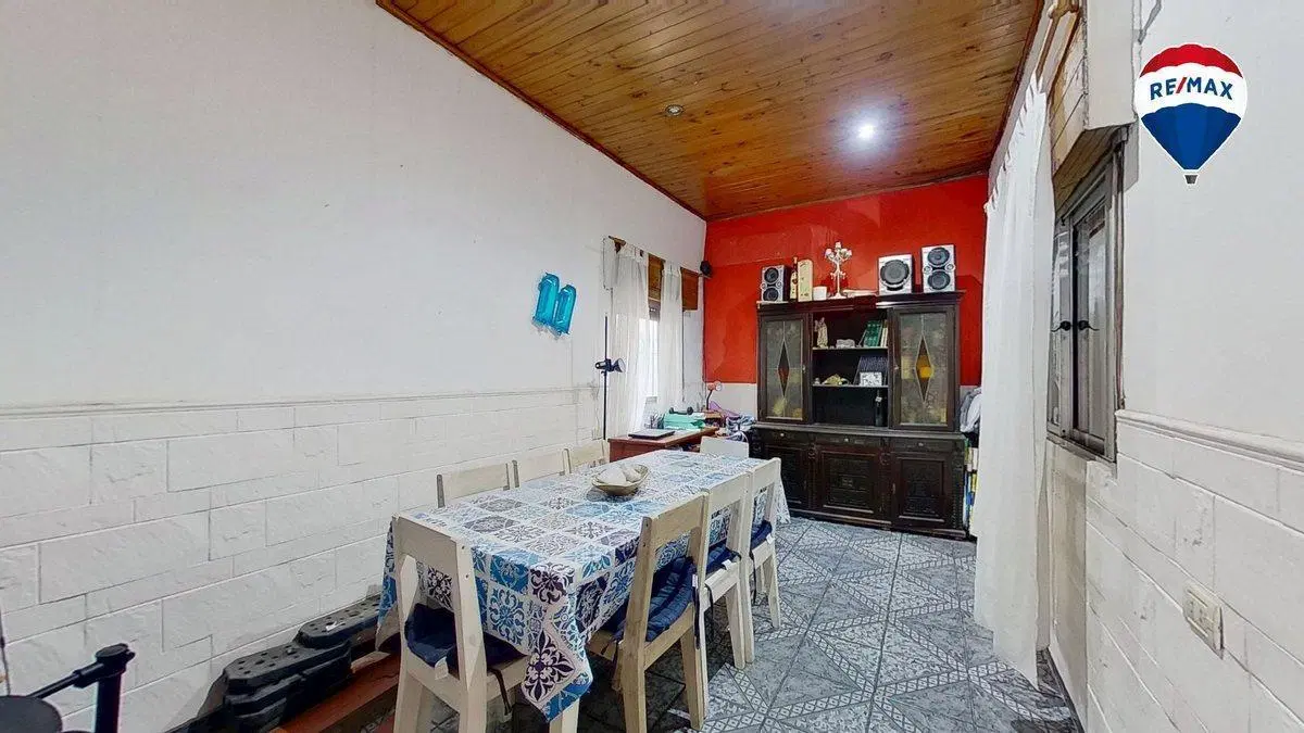 VENTA CASA 3 AMB CON PATIO Y COCHERA LANUS 5
