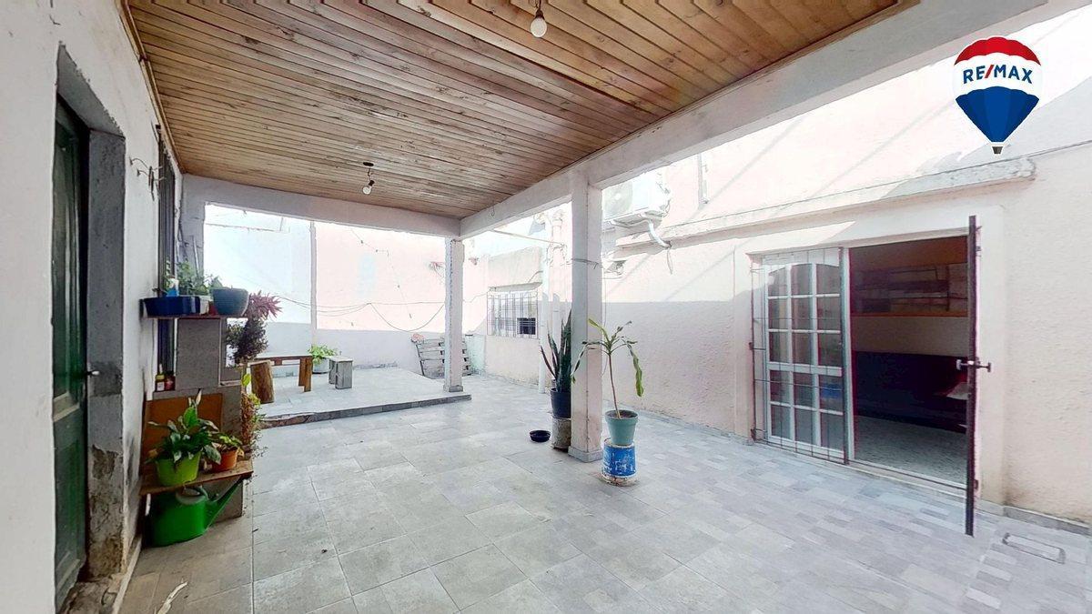 VENTA CASA 3 AMB CON PATIO Y COCHERA LANUS