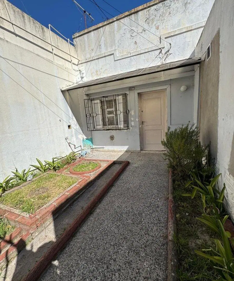 CASA 4 AMBIENTES EN VENTA EN LANUS CON GRAN PARQUE 2