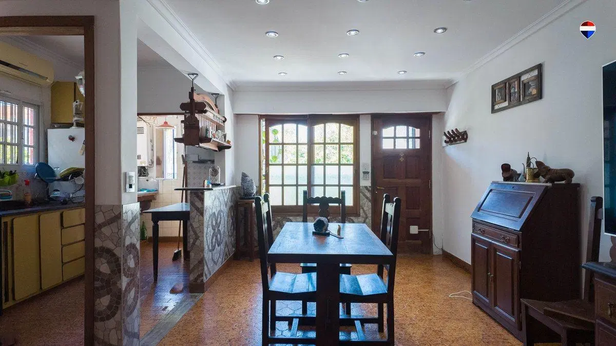 VENTA CASA MULTIFAMILIAR  CON COCHERA CRUCECITA 4