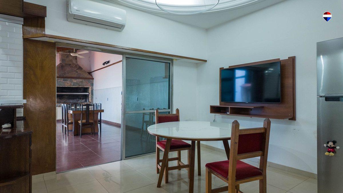 VENTA CASA 4 AMB CON COCHERA, PATIO Y QUINCHO