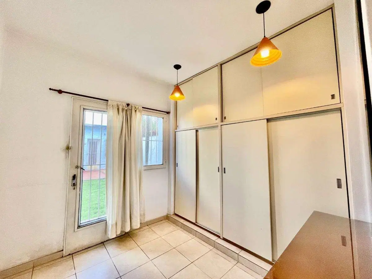 VENTA CASA MULTIFAMILIAR JARDIN Y COCHERA WILDE 3