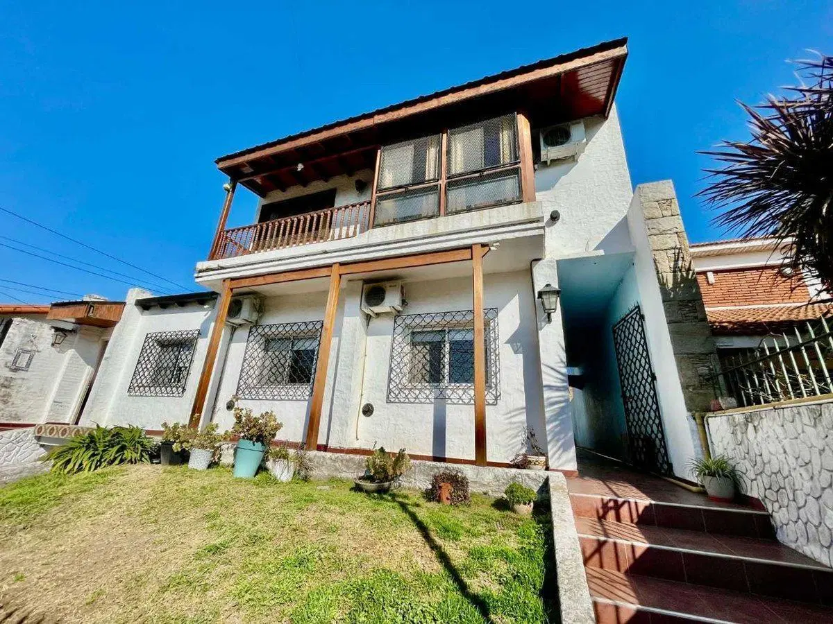 VENTA CASA MULTIFAMILIAR JARDIN Y COCHERA WILDE 2