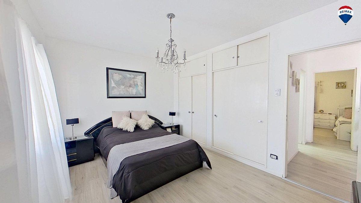 Casa 5 ambientes en venta en Banfield con pileta