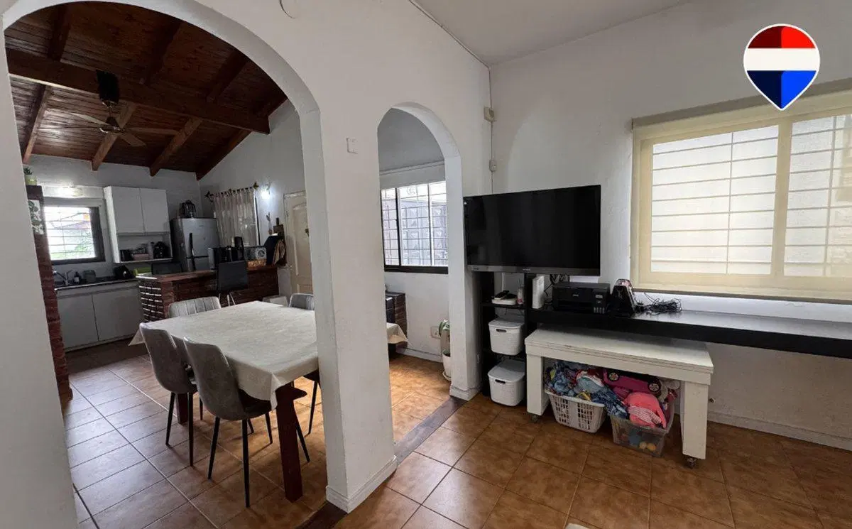 VENTA CASA 3 AMBIENTES CON JARDIN COCHERA DOBLE 8