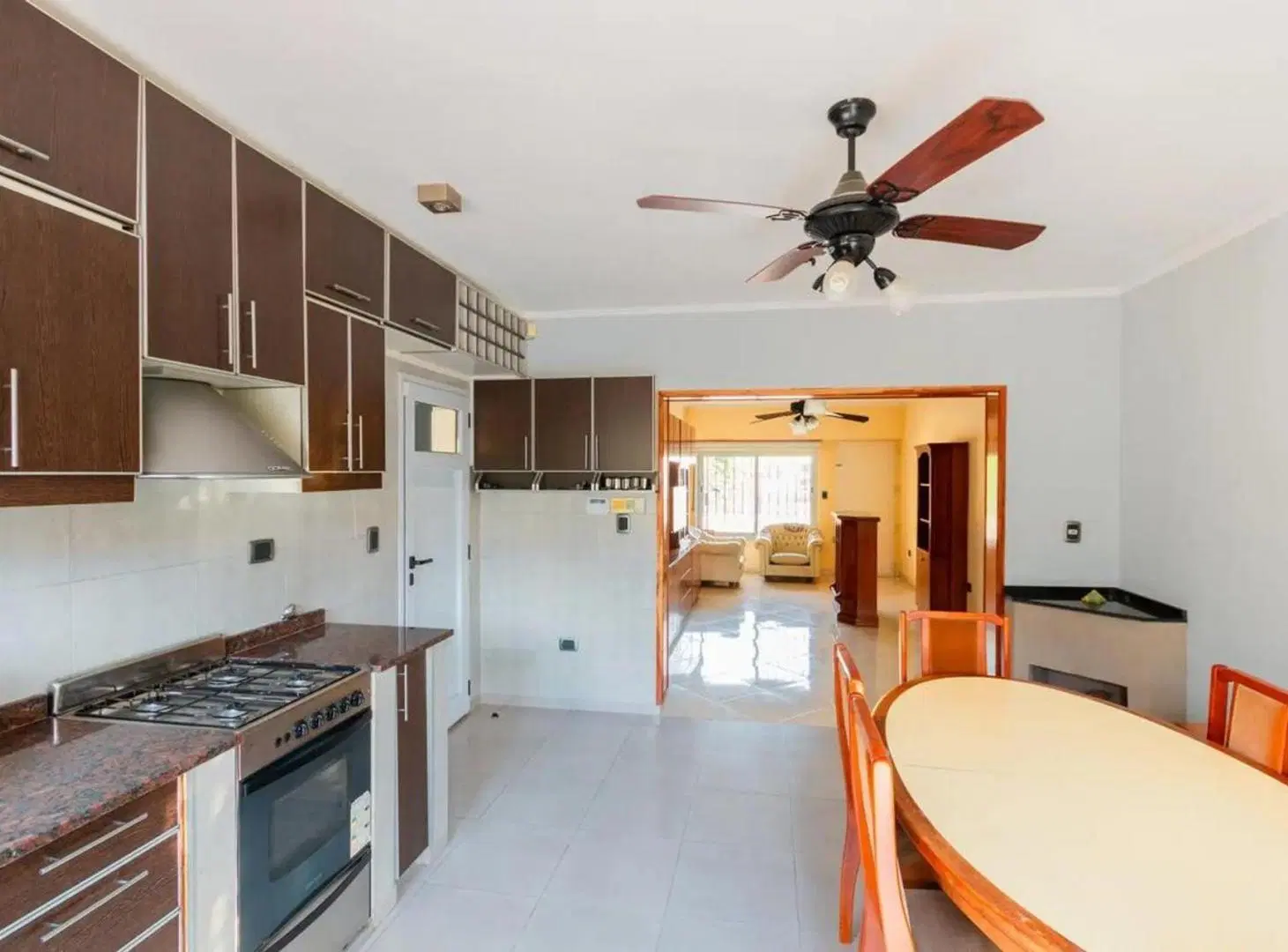 CASA EN VENTA 4 AMB CON QUINCHO Y PARUE EN QUILMES 3