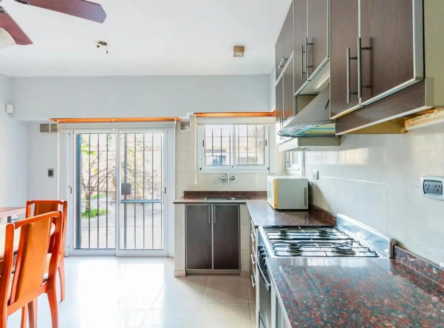 CASA EN VENTA 4 AMB CON QUINCHO Y PARUE EN QUILMES 8