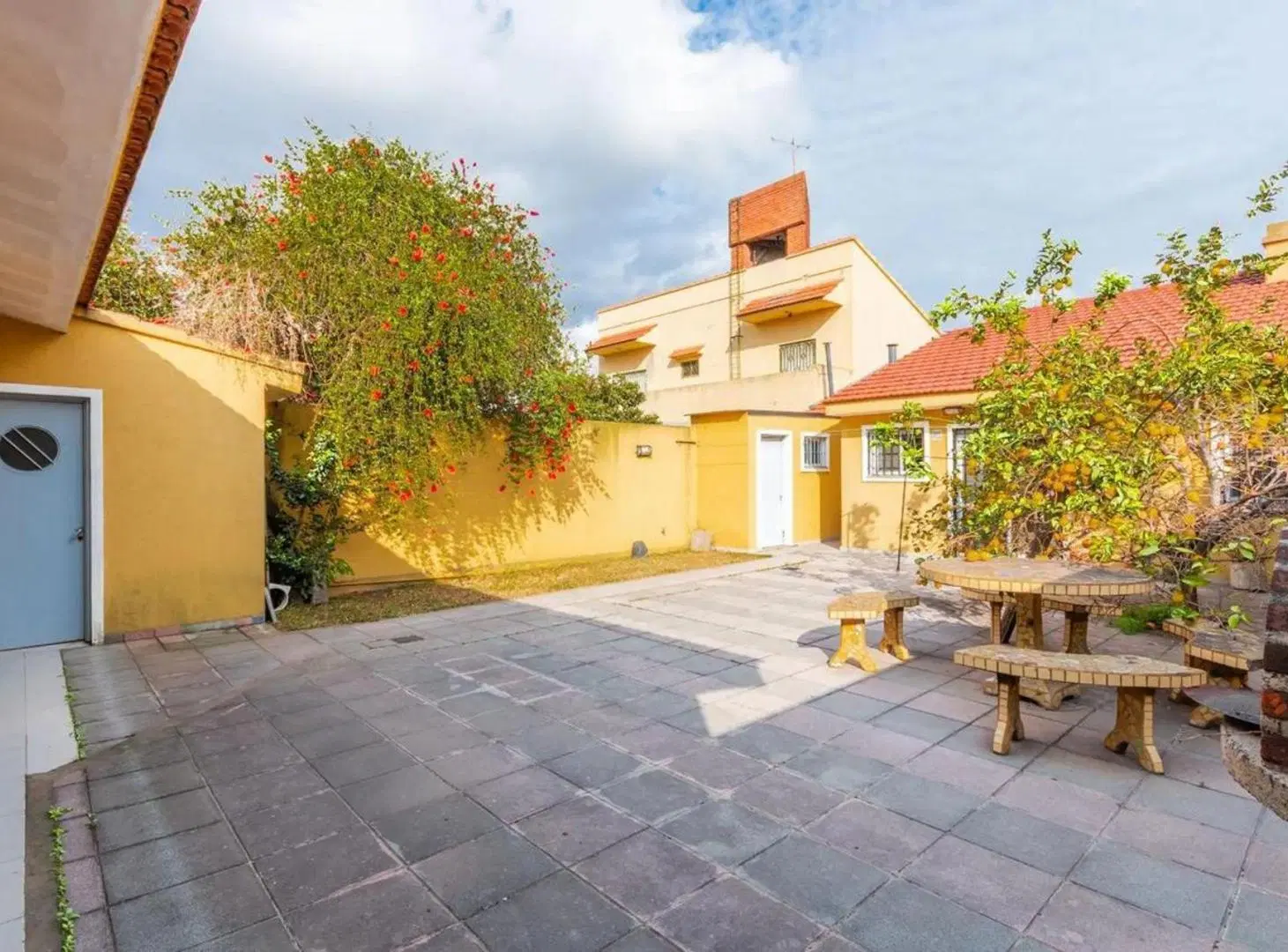 CASA EN VENTA 4 AMB CON QUINCHO Y PARUE EN QUILMES 4