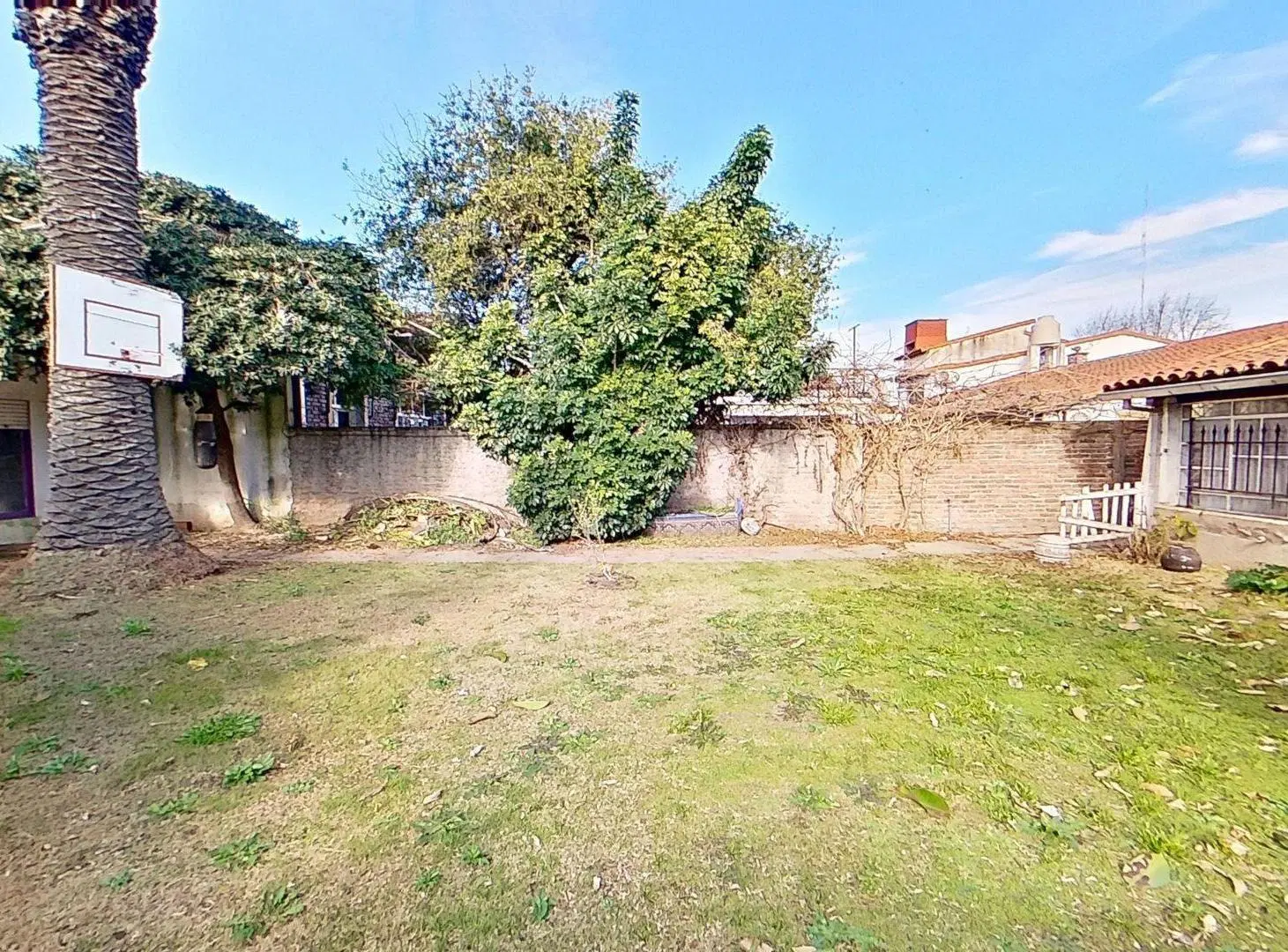 VENTA CASA 4 AMB CON JARDIN Y QUINCHO EN QUILMES 2