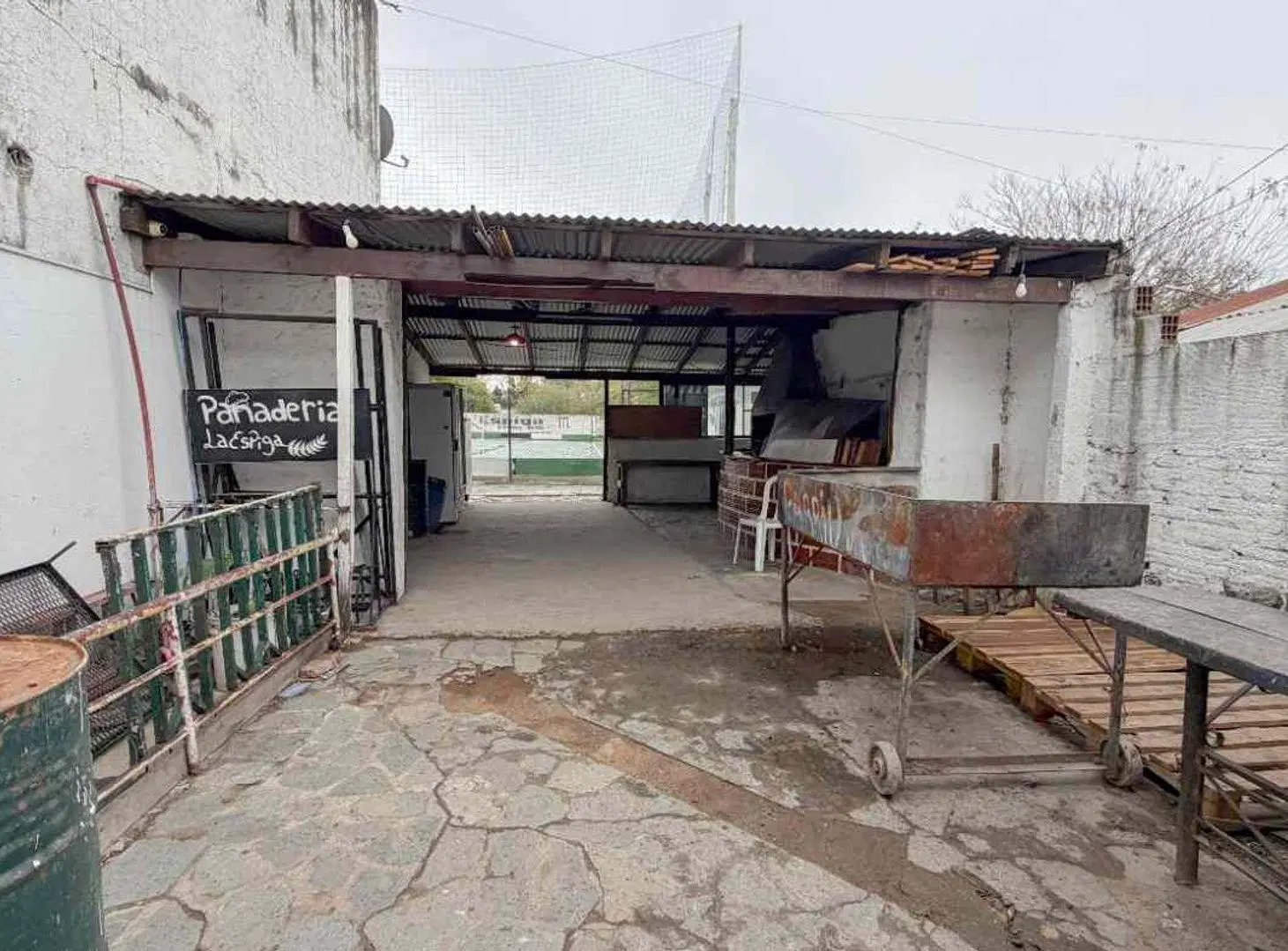 GALPON MAS DEPARTAMENTO 3 AMB Y PREDIO DEPORTIVO 4