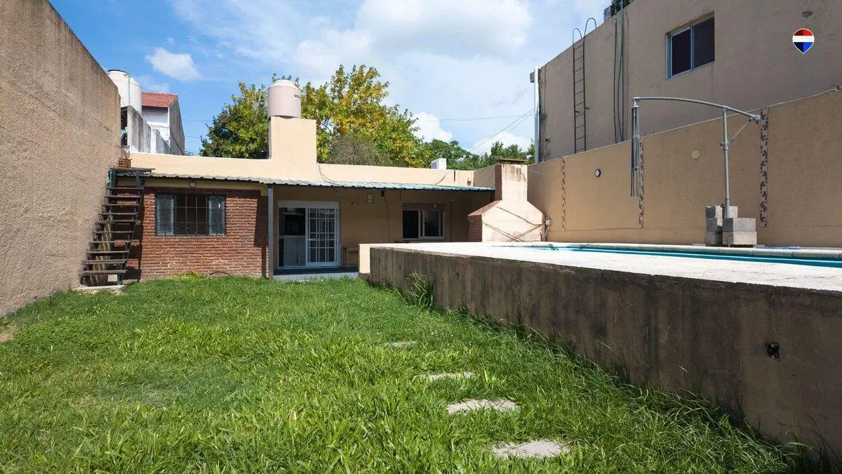 VENTA CASA 3 AMB CON PATIO, PILETA Y COCHERA 3