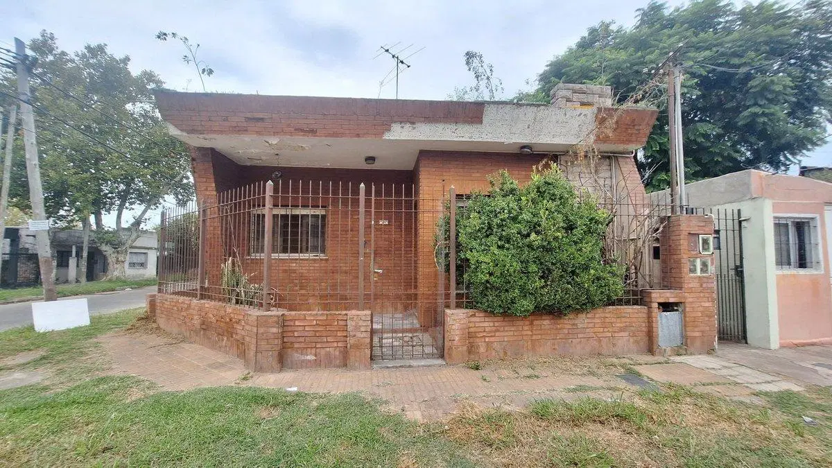 CASA 3 AMB, VENTA A REFACCIONAR CON PATIO, QUILMES 2