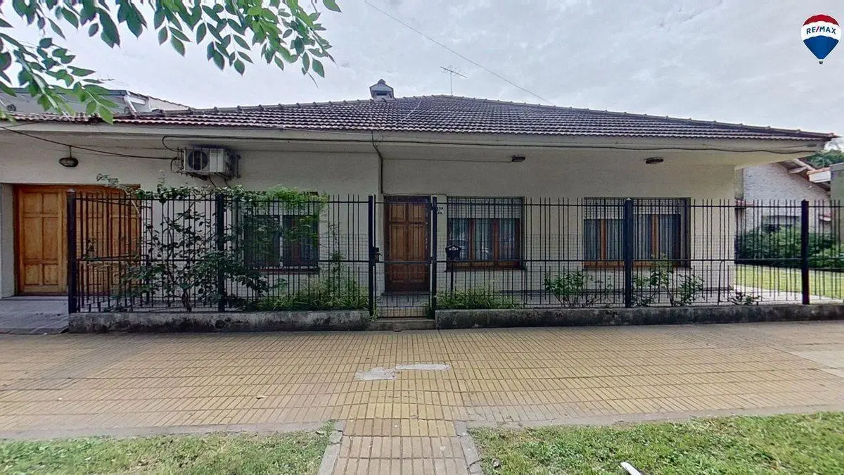 VENTA CASAS FCIO VARELA CENTRO CON PILETA 4