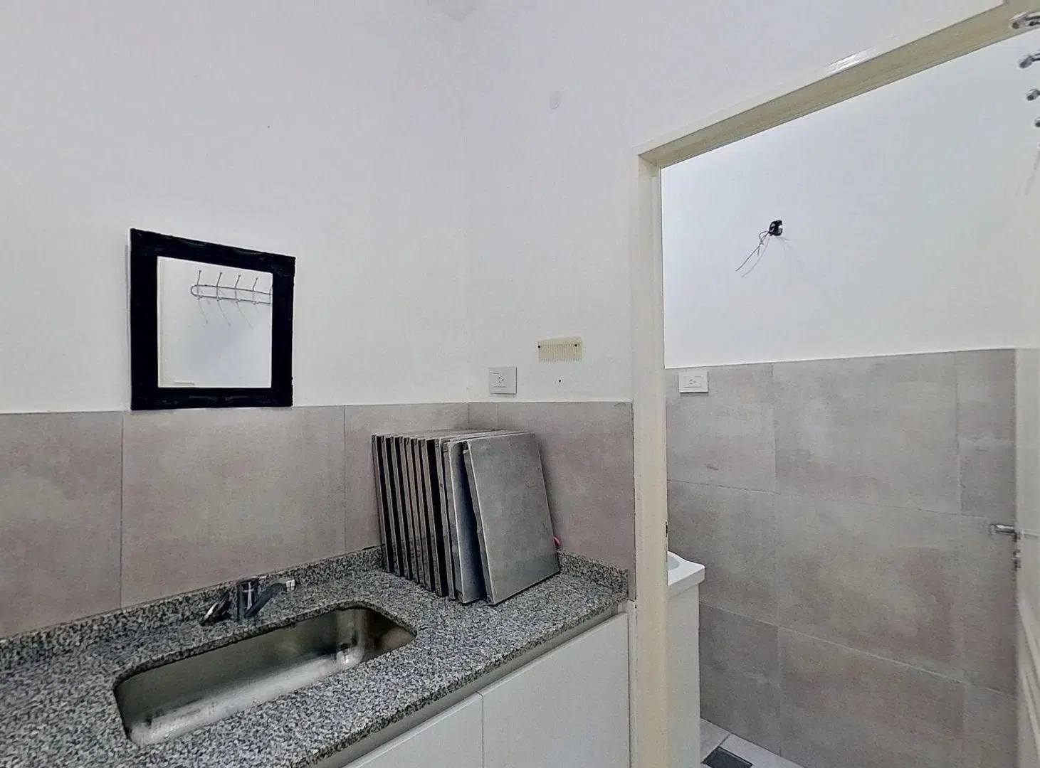 AMPLIO LOCAL CON DOBLE ALTURA EN VENTA, AVELLANEDA 2