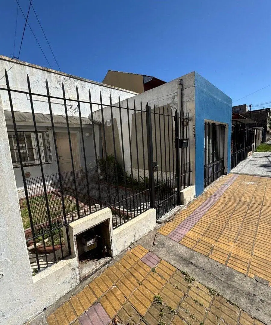 CASA 4 AMBIENTES EN VENTA EN LANUS CON GRAN PARQUE 5