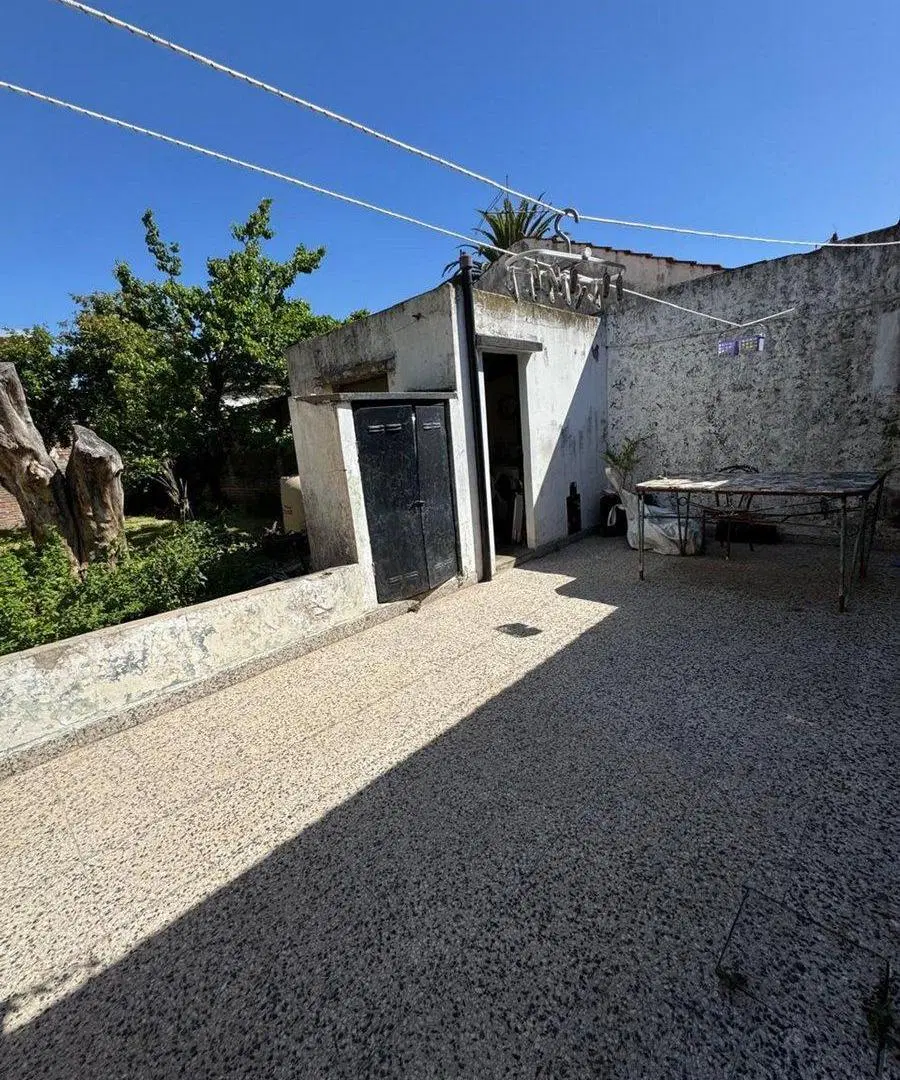CASA 4 AMBIENTES EN VENTA EN LANUS CON GRAN PARQUE 4