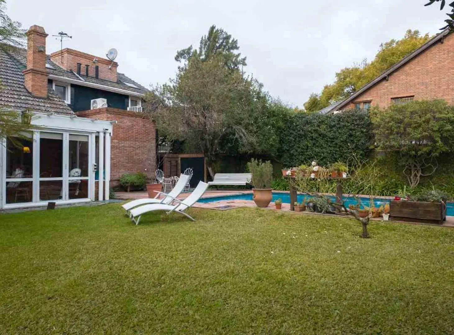 CASA 6 AMB DE CATEGORÍA EN ADROGUÉ - APTO CRÉDITO 3