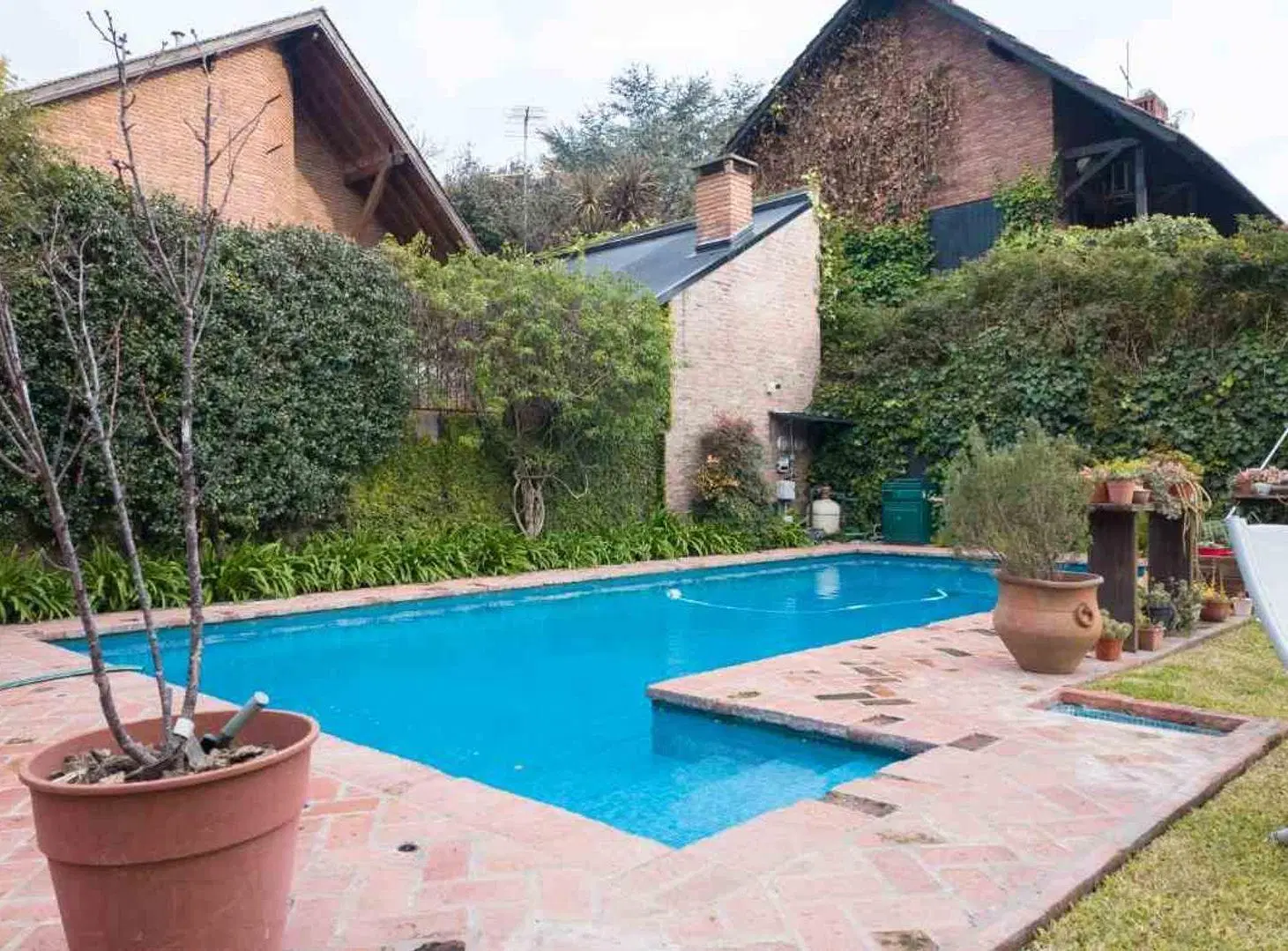 CASA 6 AMB DE CATEGORÍA EN ADROGUÉ - APTO CRÉDITO 4