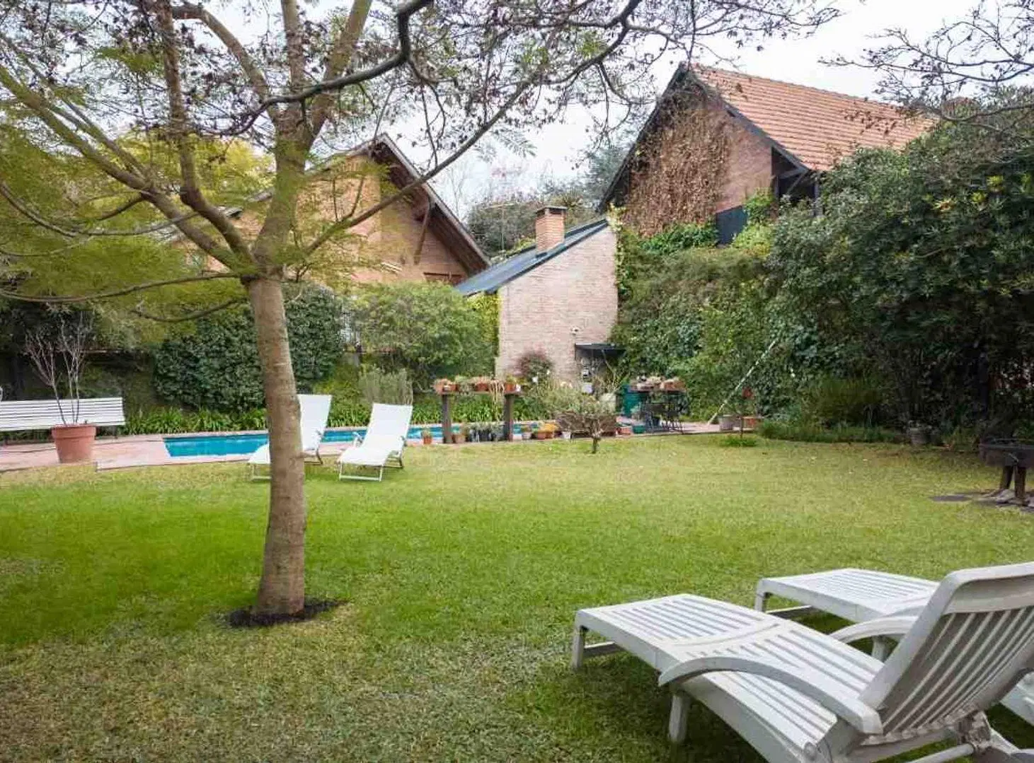 CASA 6 AMB DE CATEGORÍA EN ADROGUÉ - APTO CRÉDITO 5