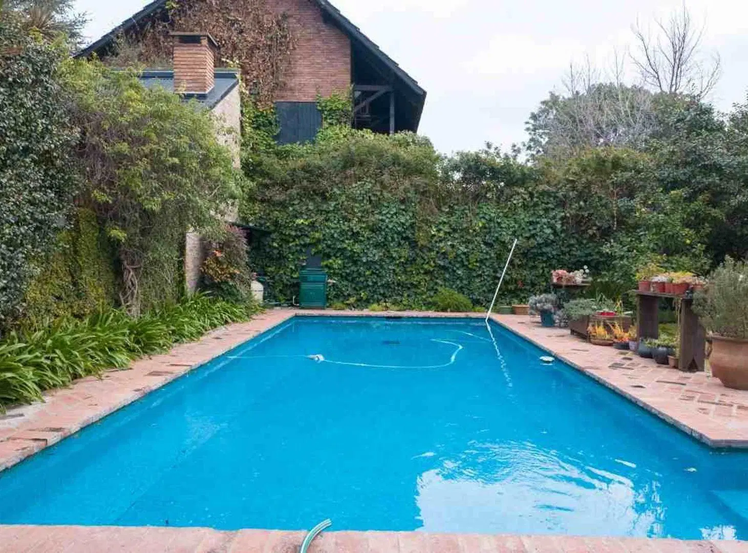 CASA 6 AMB DE CATEGORÍA EN ADROGUÉ - APTO CRÉDITO 2