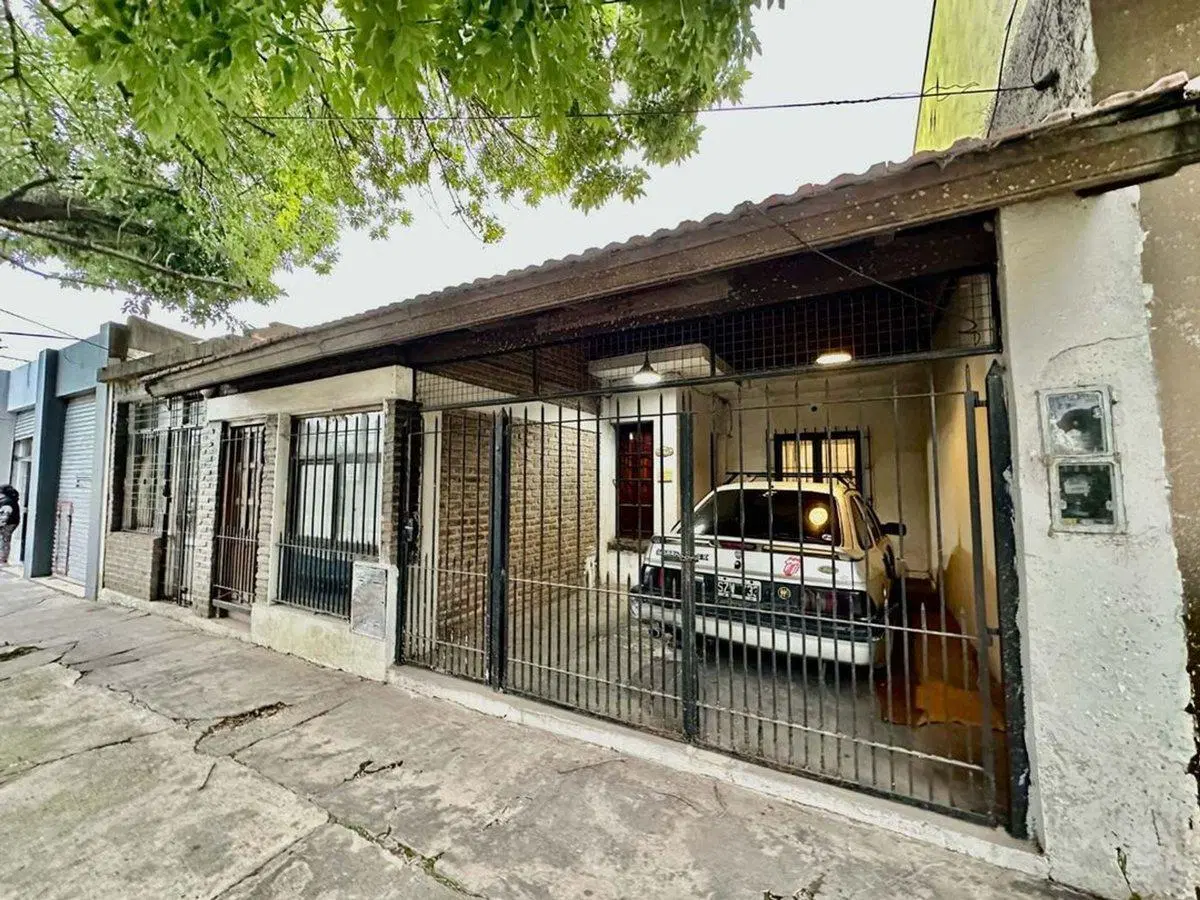 VENTA CASA 3 AMBIENTES QUILMES OESTE CON LOCAL 2