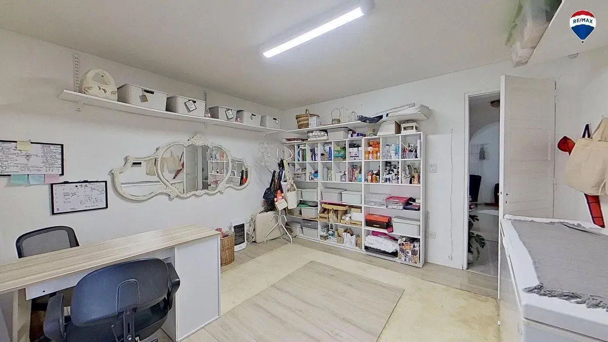 Casa 5 ambientes en venta en Banfield con pileta 2