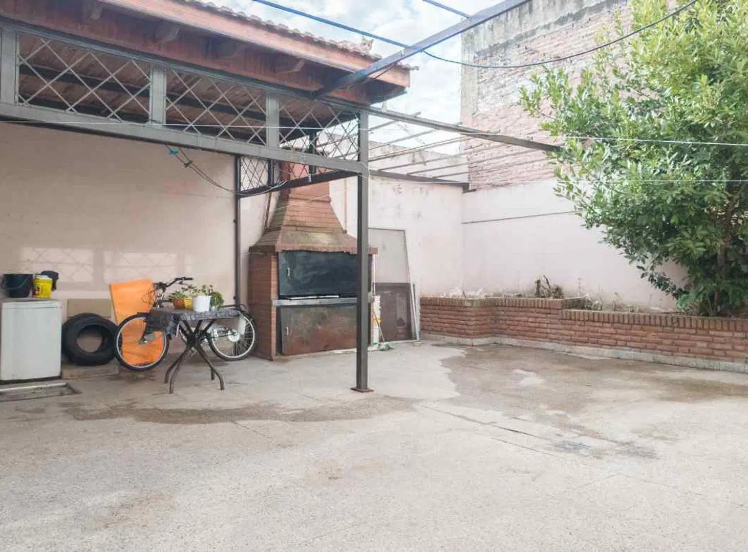 CASA 6 AMB CON COCHERA Y PARQUE EN VENTA, QUILMES 2