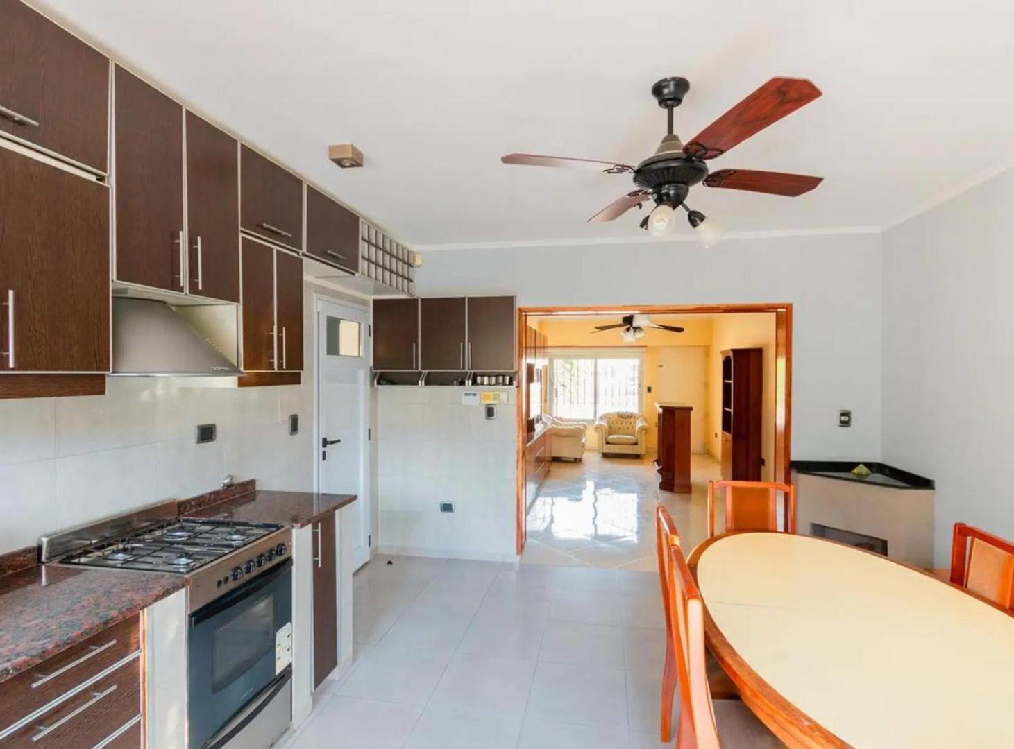Foto de CASA EN VENTA 4 AMB CON PARQUE EN QUILMES OESTE, imagen 4