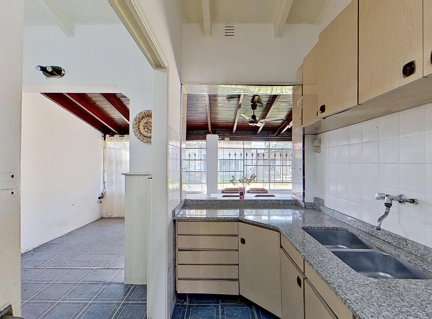 Foto de VENTA CASA 4 AMB CON JARDIN Y QUINCHO EN QUILMES, imagen 3