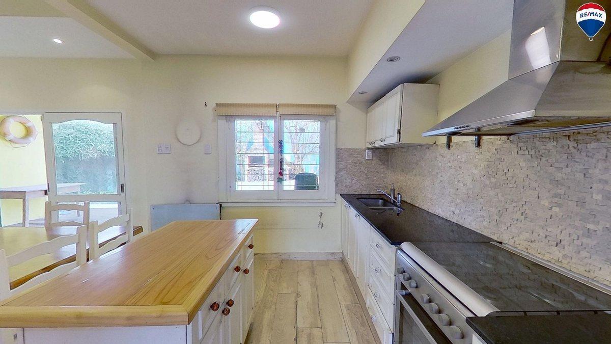 Foto de VENTA CASA 5 AMBIENTES PILETA Y COCHERA QUILMES, imagen 3