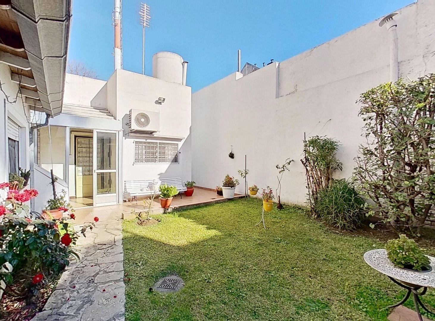Foto de VENTA CASA 5 AMB CON JARDÍN Y PARRILLA SARANDI, imagen 3