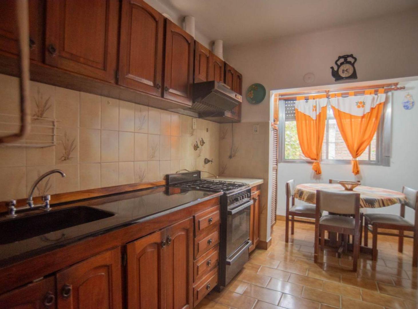 Foto de CASA 6 AMB MULTIFAMILIAR CON COCHERA VENTA QUILMES, imagen 3