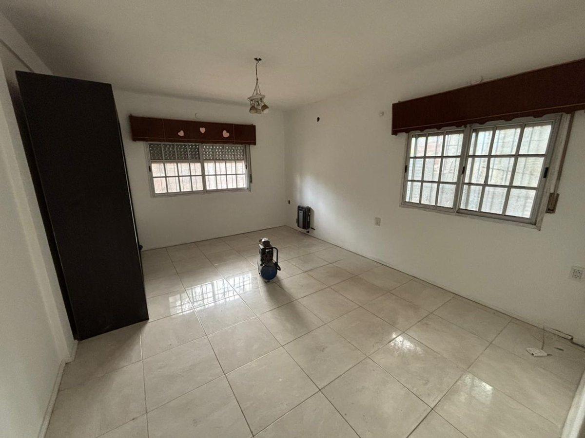 Foto de VENTA DE CASA 4 AMB CON LOCAL-COCHERA EN ALT BROWN, imagen 4