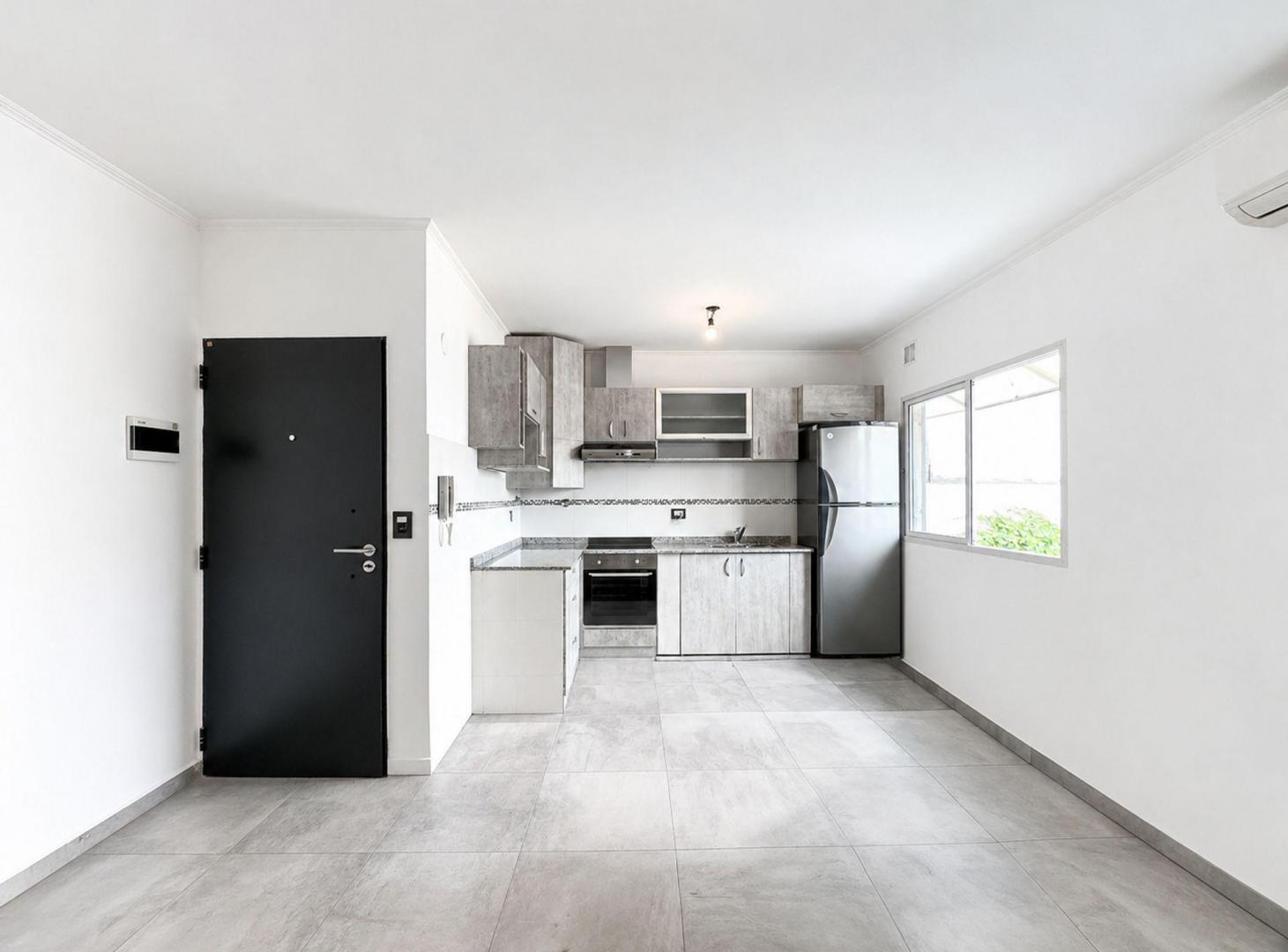 Foto de DEPARTAMENTO 2 AMBIENTES VENTA EN LANUS CON PATIO, imagen 2