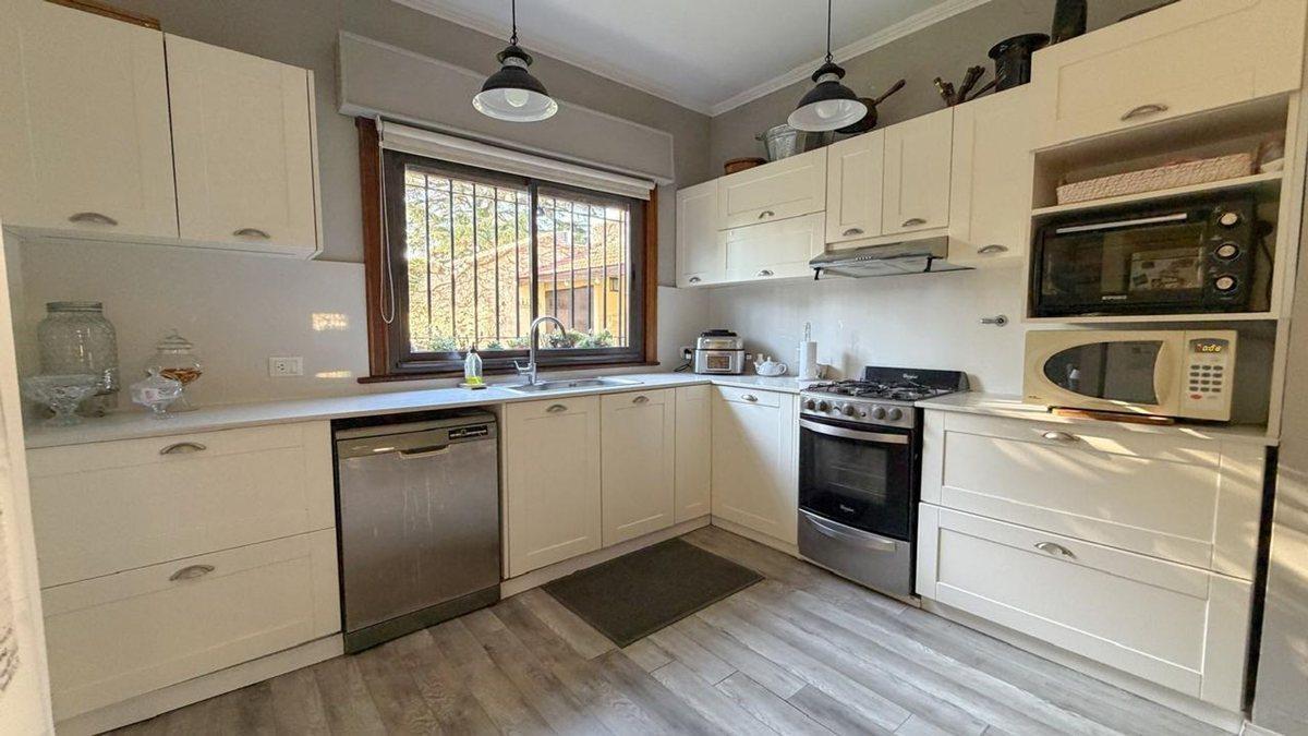 Foto de CASA 6 AMBIENTES EN VENTA EN TEMPERLEY CON PILETA, imagen 3