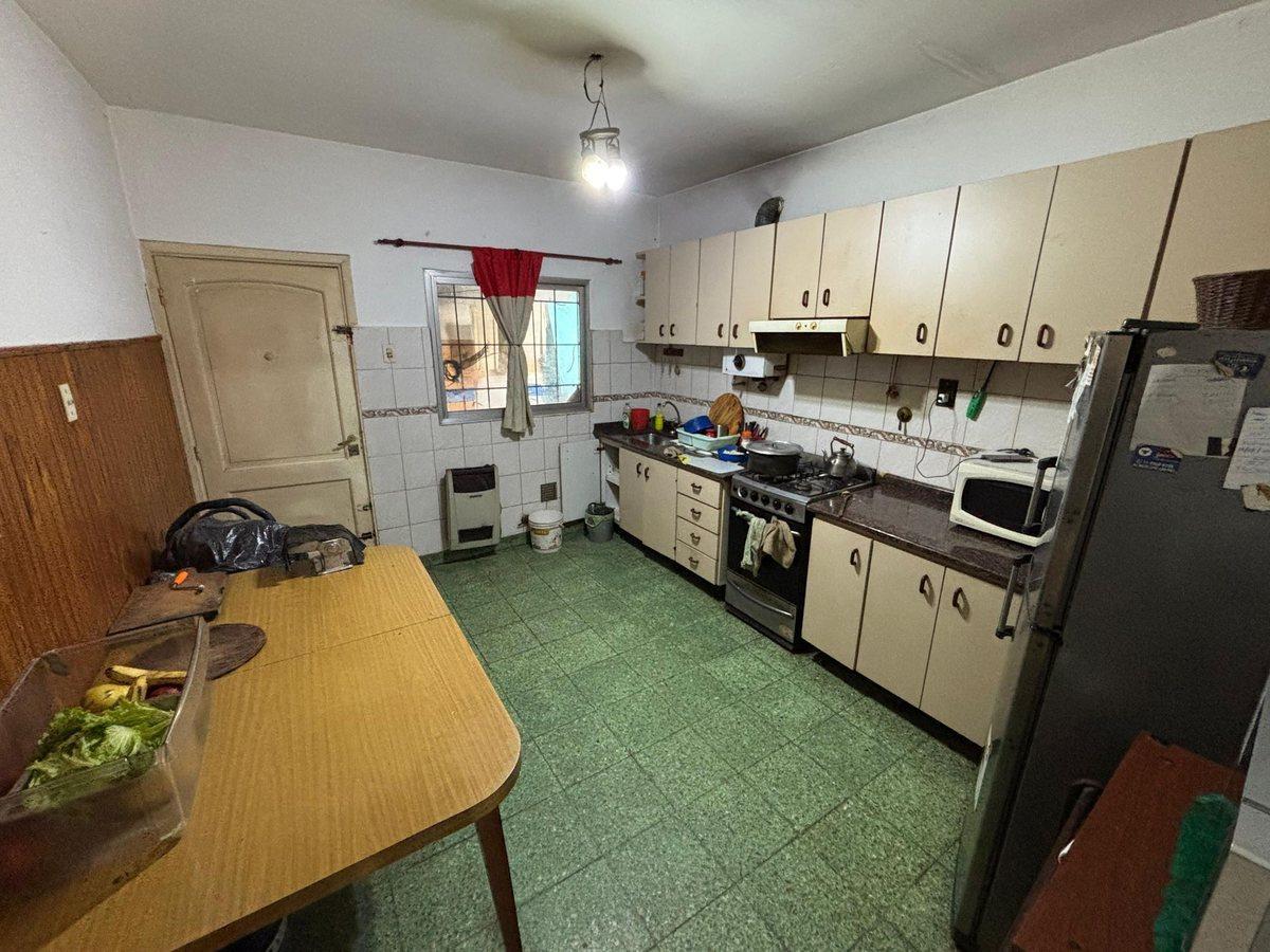 Foto de CASA 4 AMB CON COCHERA-JARDIN EN VENTA EN LANUS, imagen 4