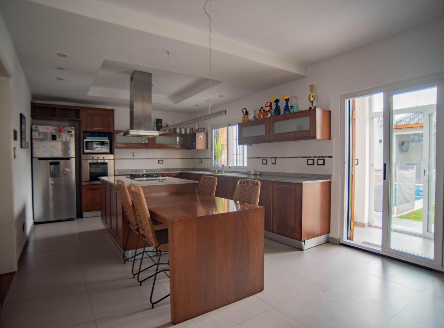 Foto de CASA 6 AMB EN VENTA RAMOS MEJIA JARDIN CON PISCINA, imagen 1