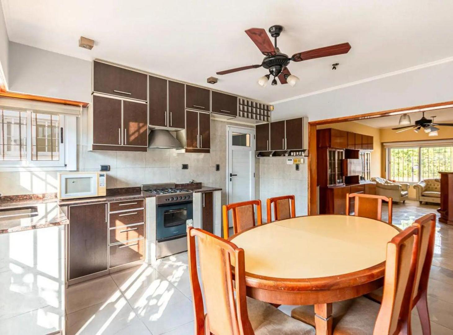Foto de CASA EN VENTA 4 AMB CON PARQUE EN QUILMES OESTE, imagen 1
