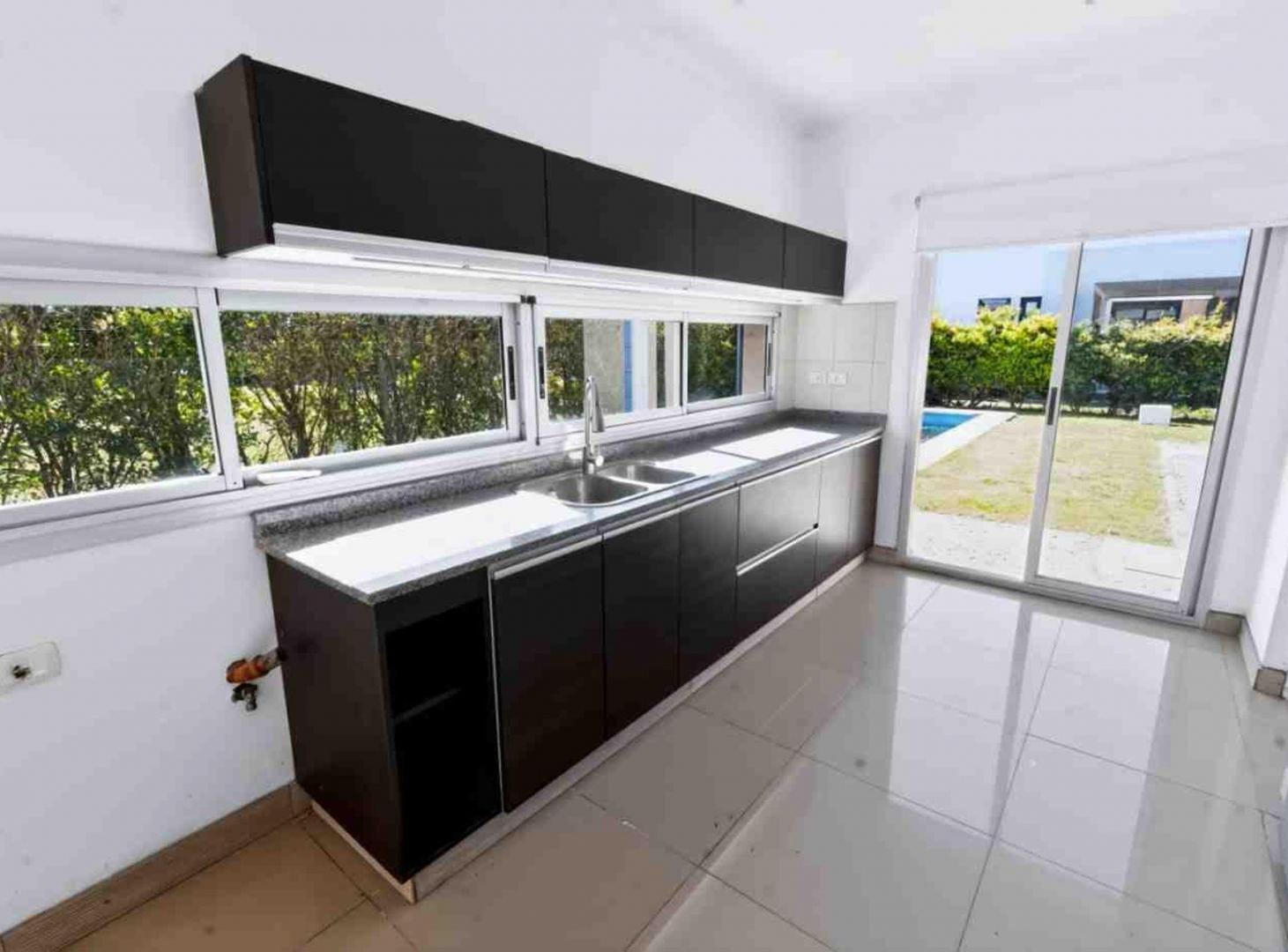 CASA 3 AMB EN VENTA CON PILETA, LAS GOLONDRINAS