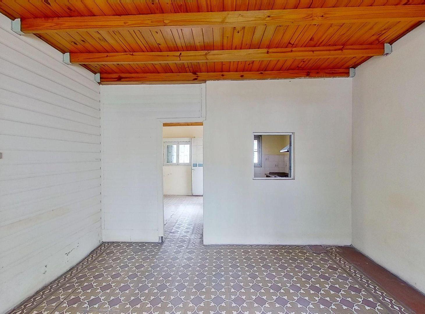 Foto de CASA 3 AMBIENTES EN VENTA EN VALENTIN ALSINA PATIO, imagen 1