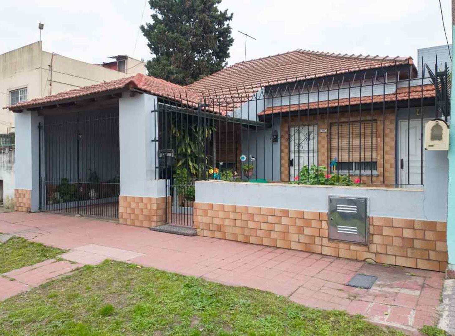 Foto de VENTA CASA 3 AMB COCHERA Y FONDO SARANDI, imagen 1