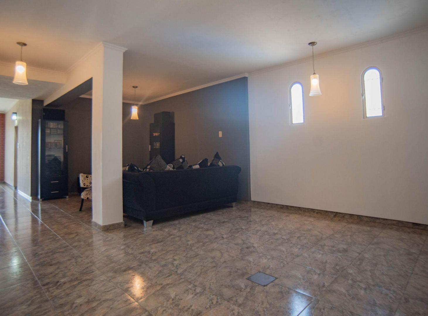 Foto de VENTA CASA 4 AMBIENTES EN LANÚS CON PATIO YCOCHERA, imagen 3