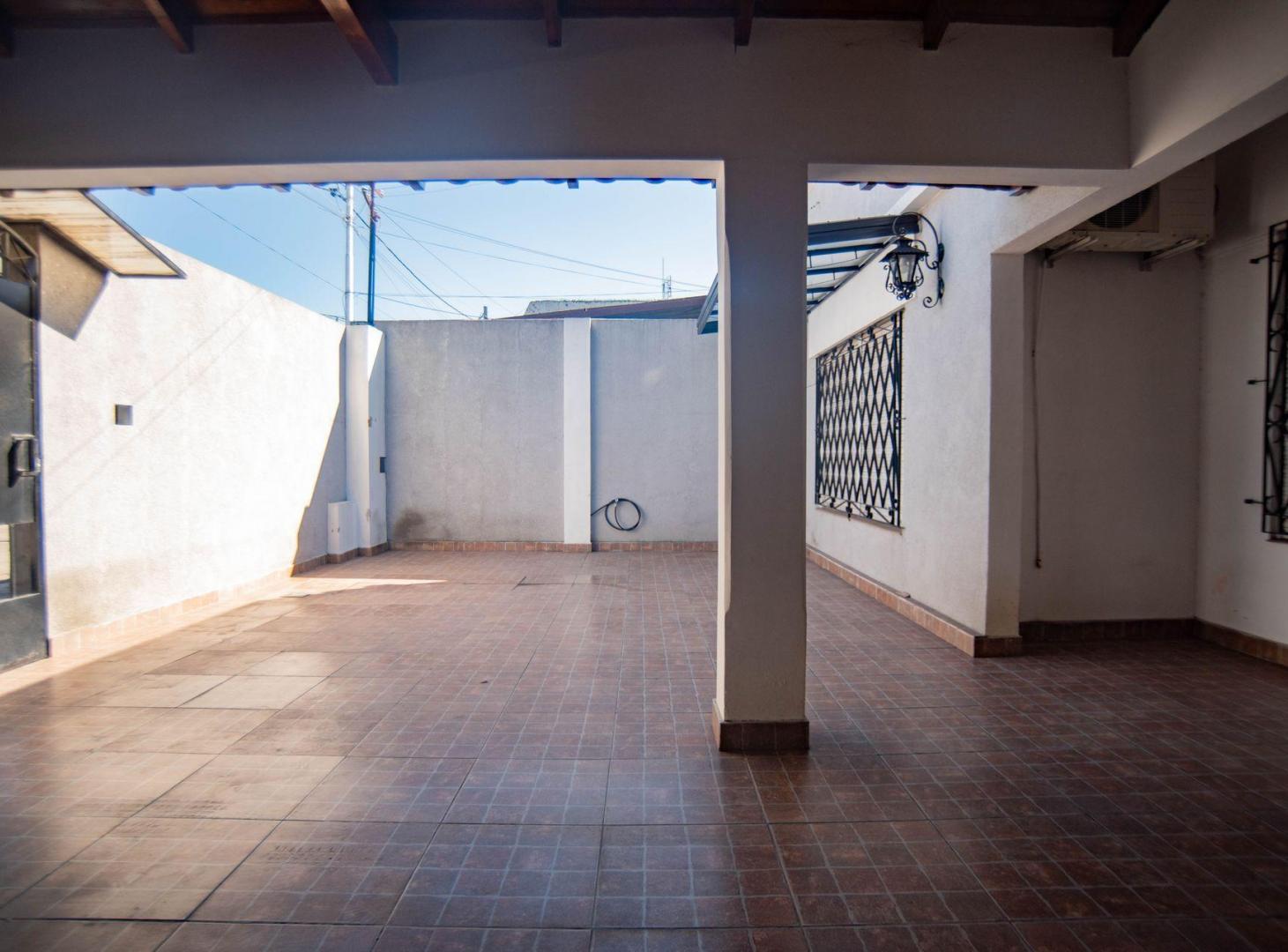 Foto de VENTA CASA 4 AMBIENTES EN LANÚS CON PATIO YCOCHERA, imagen 2