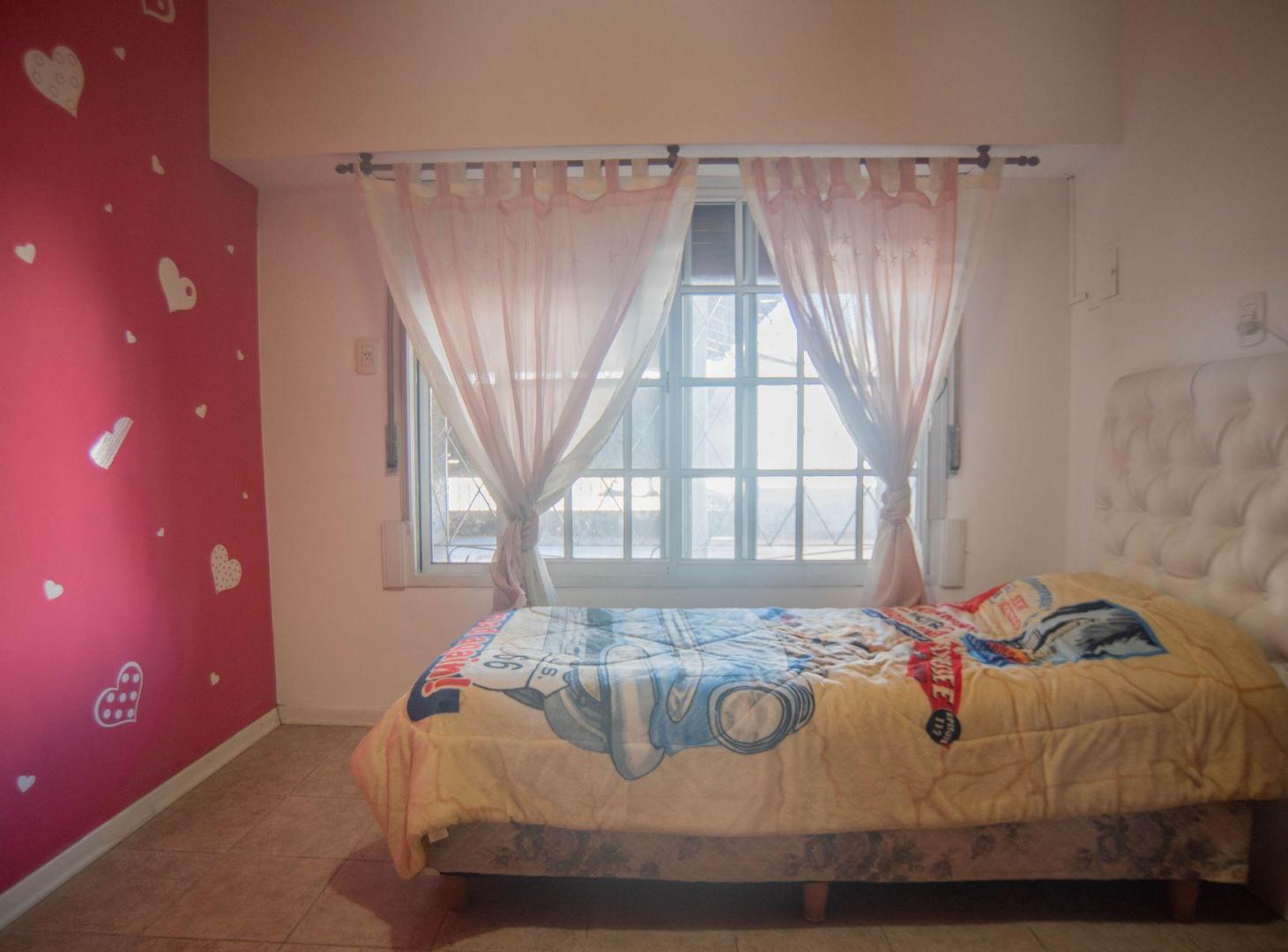 Foto de VENTA CASA 4 AMBIENTES EN LANÚS CON PATIO YCOCHERA, imagen 4