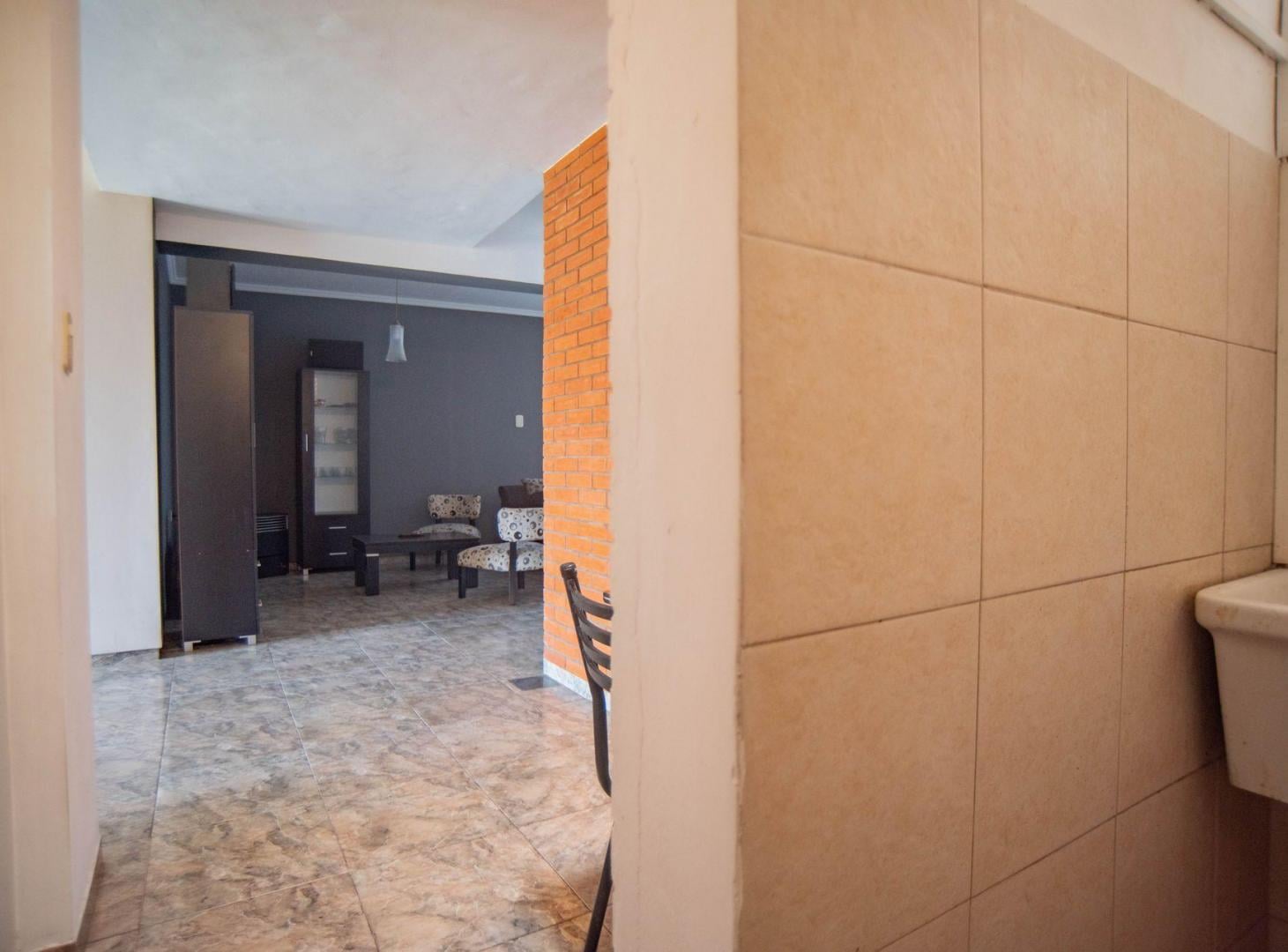 Foto de VENTA CASA 4 AMBIENTES EN LANÚS CON PATIO YCOCHERA, imagen 1
